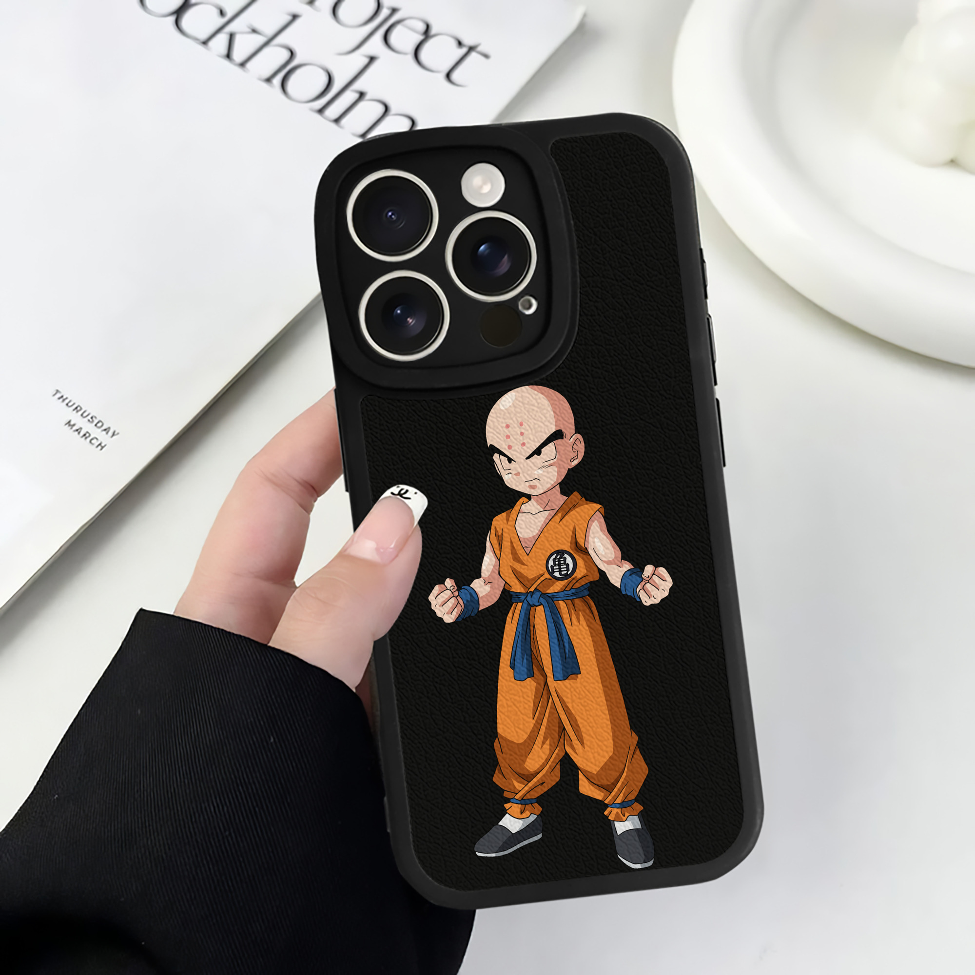 （画像用） ドラゴンボール クリリン DRAGON BALL krillin 【iPhone 16シリーズ対応】シリコンスマホケース（レザー調） 材質：シリコン